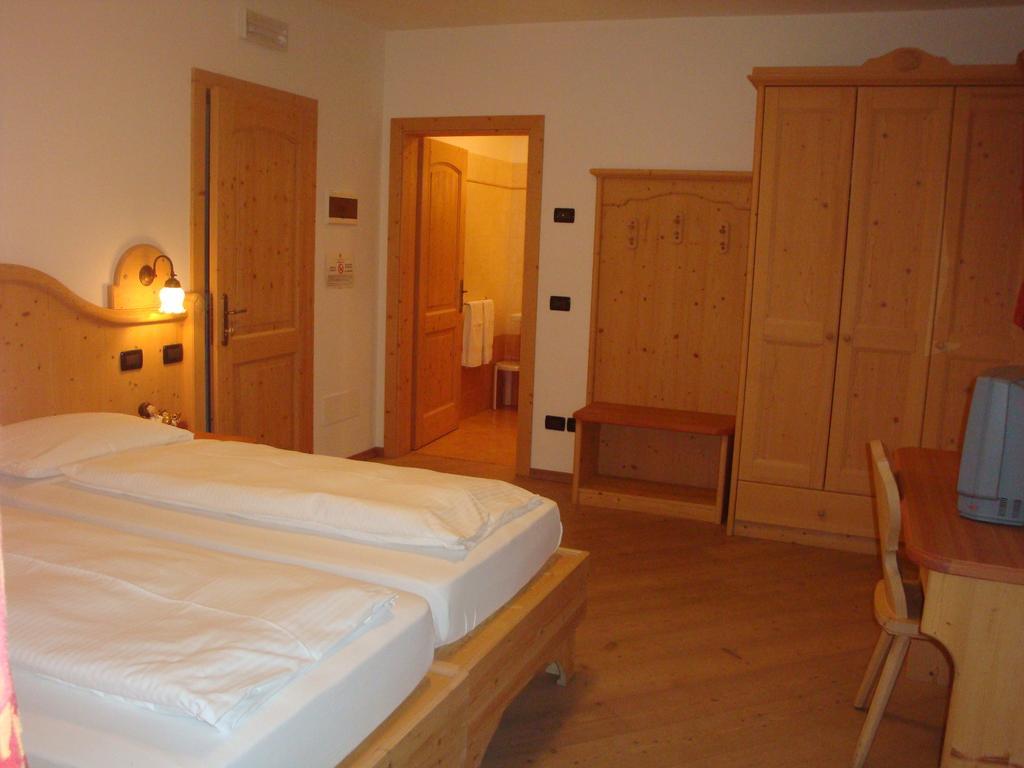 לינה וארוחת בוקר Breguzzo Agritur Cornasest חדר תמונה